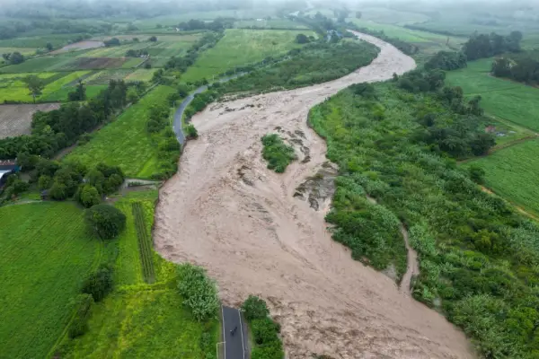Rutas cortadas, ríos desbordados y el agua que no baja: la lluvia castiga a Tucumán