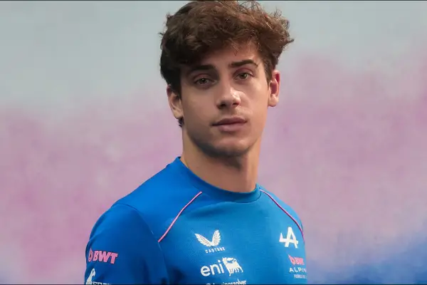 Alpine presentó su nueva indumentaria con Franco Colapinto y un detalle no pasó inadvertido