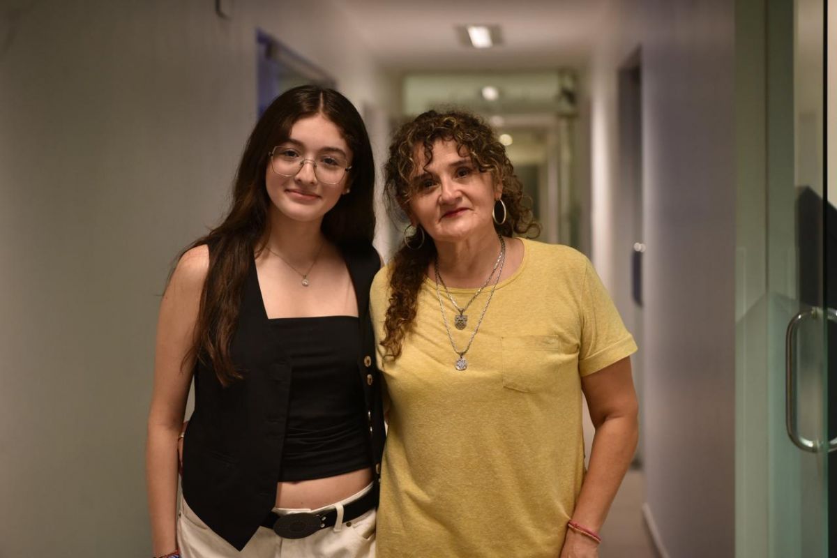 APOYO. Giuliana y su mamá, Sandra, enfrentan juntas los costos del viaje y la inscripción, mientras buscan acompañamiento para que la joven no pierda su oportunidad académica.