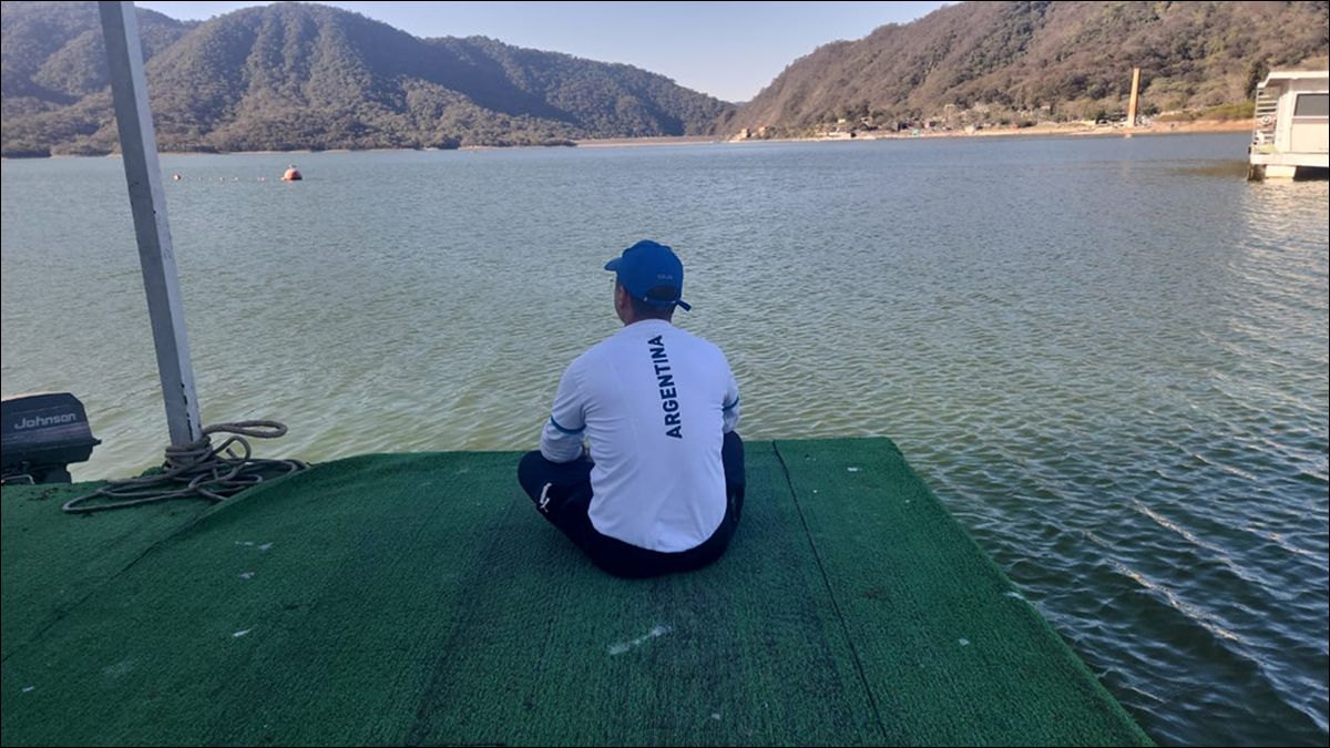 CALMA. En el agua y la pesca encuentra un tiempo que el resto de la semana no le regala.