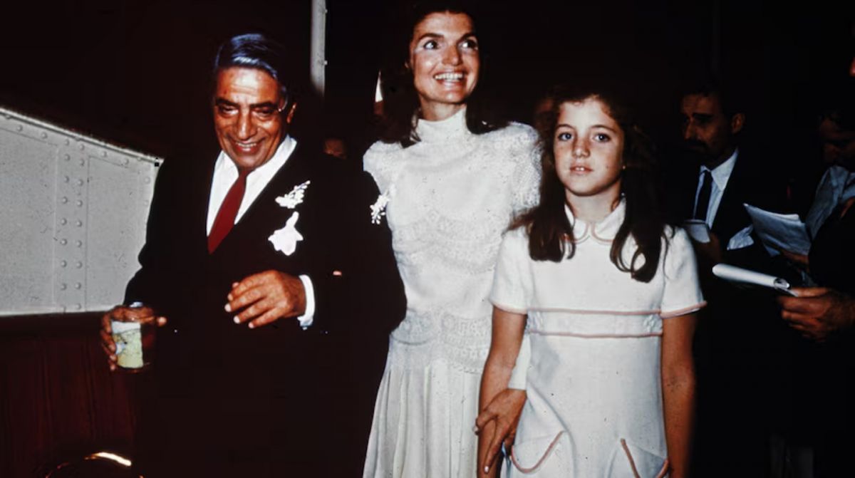 Jackie Onassis (Kennedy) con su esposo Aristóteles Onassis y su hija Caroline Kennedy en su boda de 1968 en la isla privada de Onassis. (Getty Images: Bettmann/ABC)