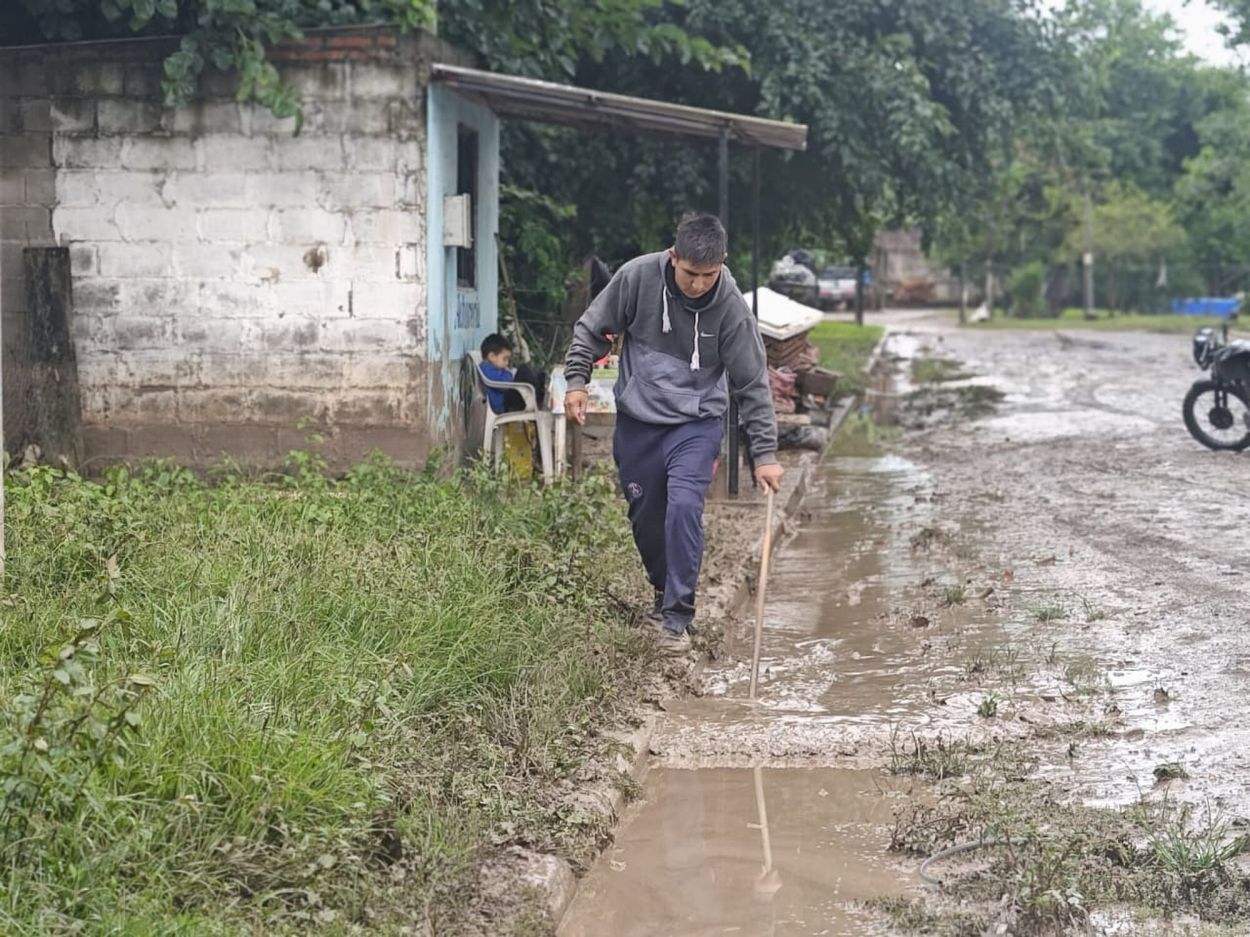 ARMAS. Un vecino de García Fernández combate el agua con un haragán.