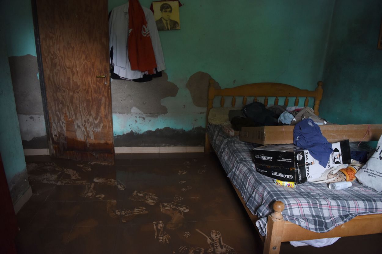 DESTRUCCIÓN. La vivienda de los Leguizamón con barro y humedad.