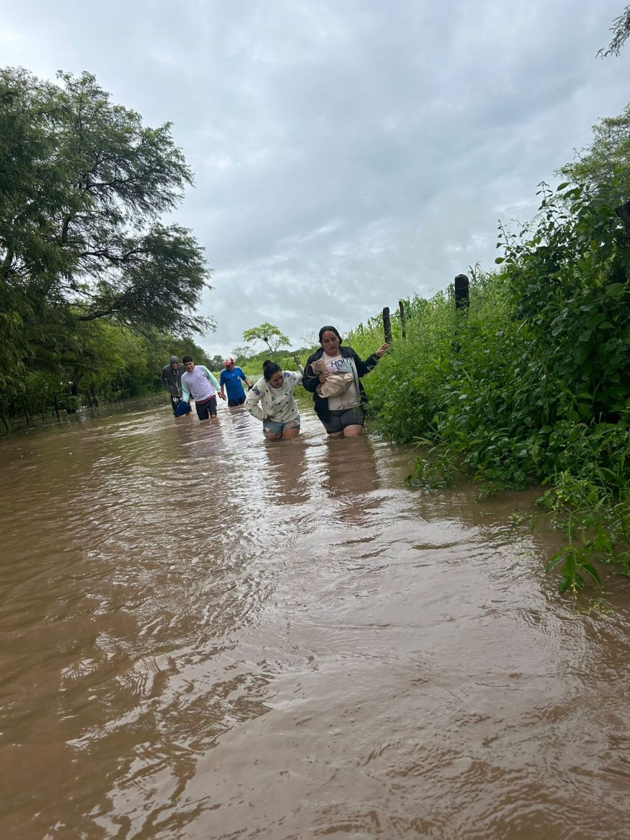 CON DIFICULTAD. Vecinos avanzan por las calles anegadas del pueblo.