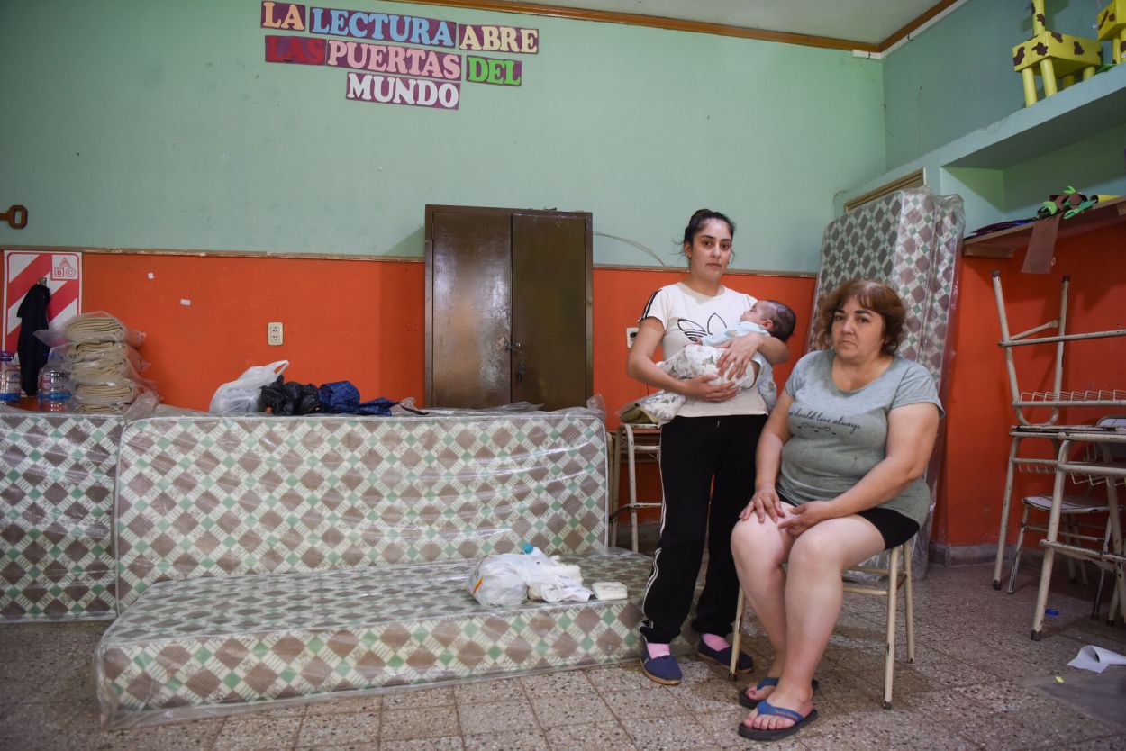 REFUGIADAS. Rocío, junto a su bebé y su madre, Nancy, en la escuela. la gaceta / fotos de santiago gimenez