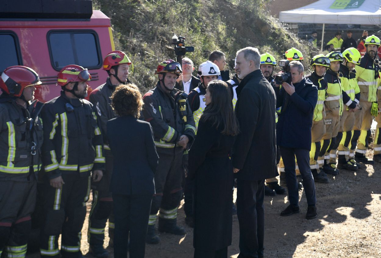 VISITA. Felipe VI y Letizia se encontraron con los rescatistas de Adamuz