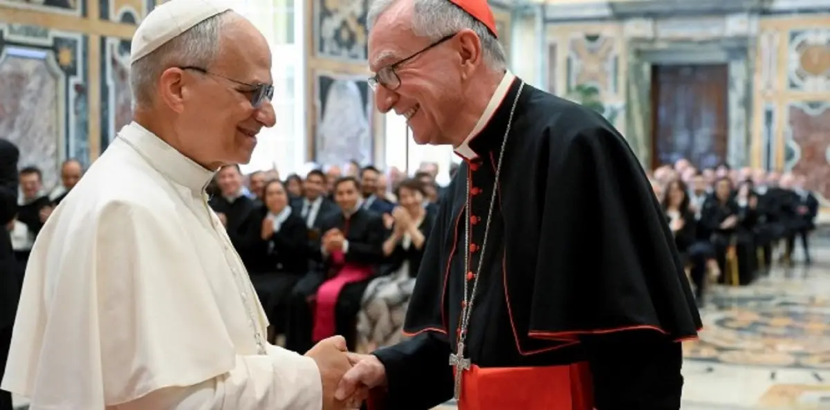 El papa León XIV saluda al cardenal Pietro Parolin. Foto tomada de vaticannews