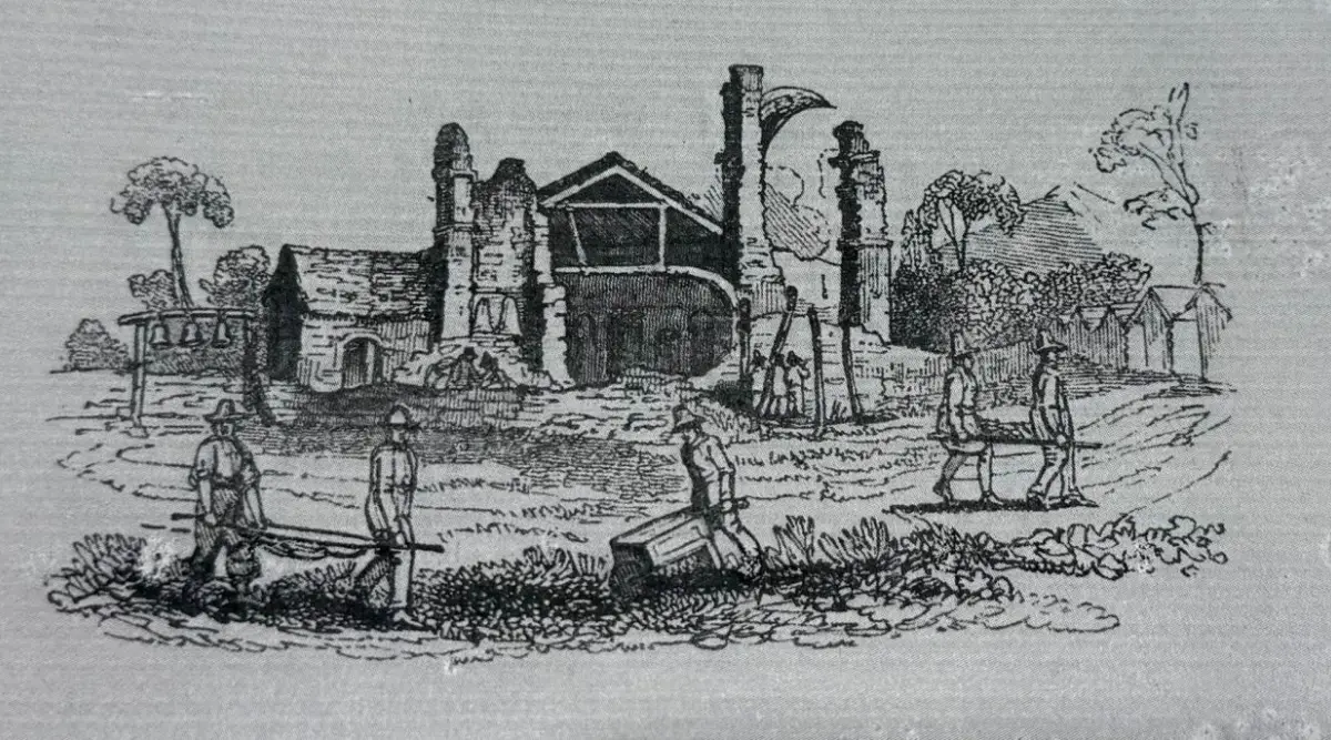 LA ILUSTRACIÓN. Mientras retiran los escombros, de fondo se ve el estado en el que había quedado la iglesia luego del terremoto.