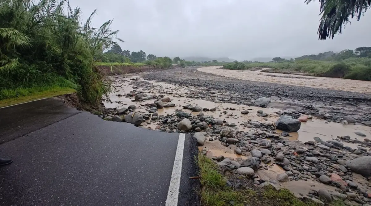 LULES. El río devoró alrededor de 200 metros de la ruta 321; actualmente es la única vía 100% intransitable en la provincia, según el Gobierno.