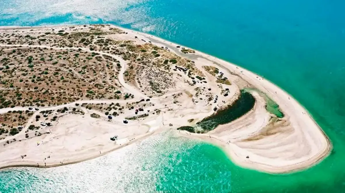 El Caribe patagónico es una playa evoca el imaginario de aquella región.