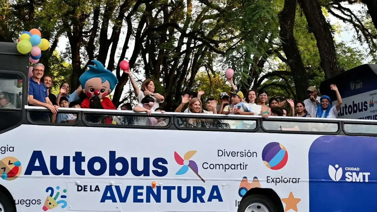 Paseos en el Autobús de la Aventura en San Miguel de tucumán. Foto de archivo. 