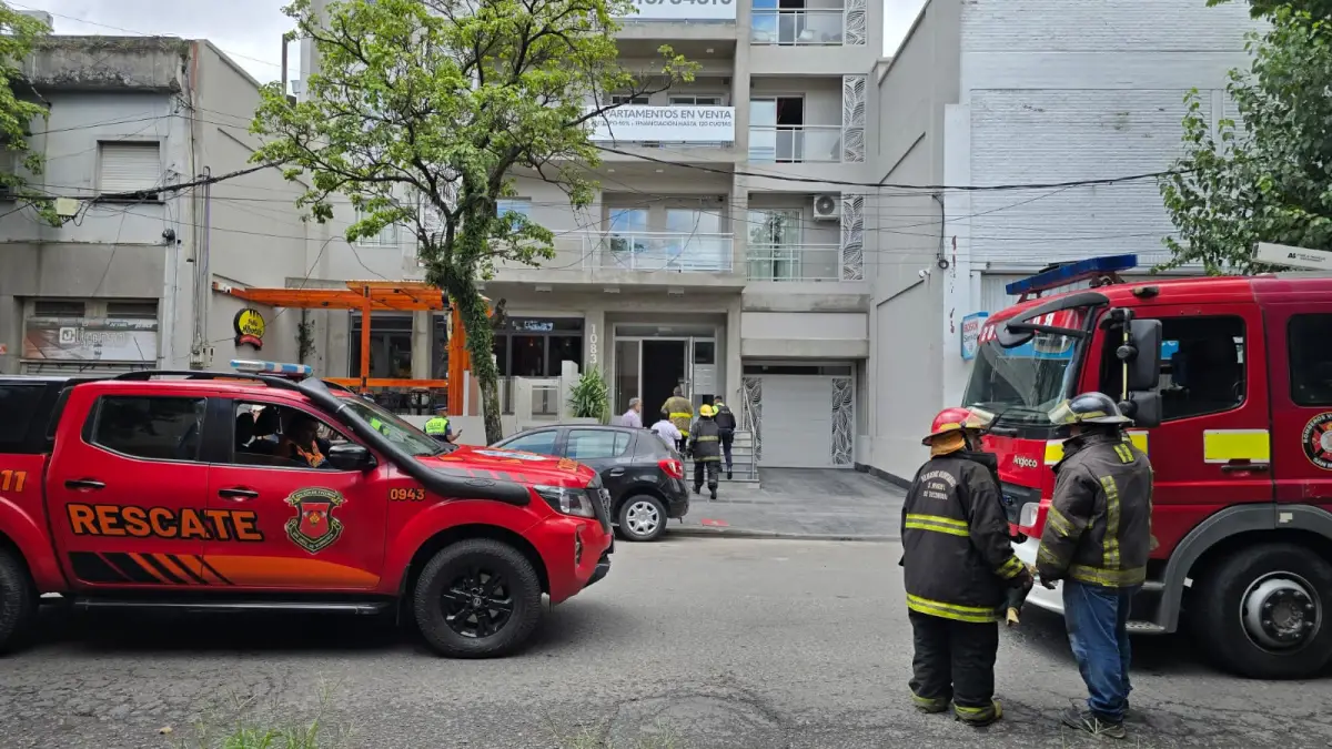 TRABAJO. Los bomberos fueron alertados por los vecinos.
