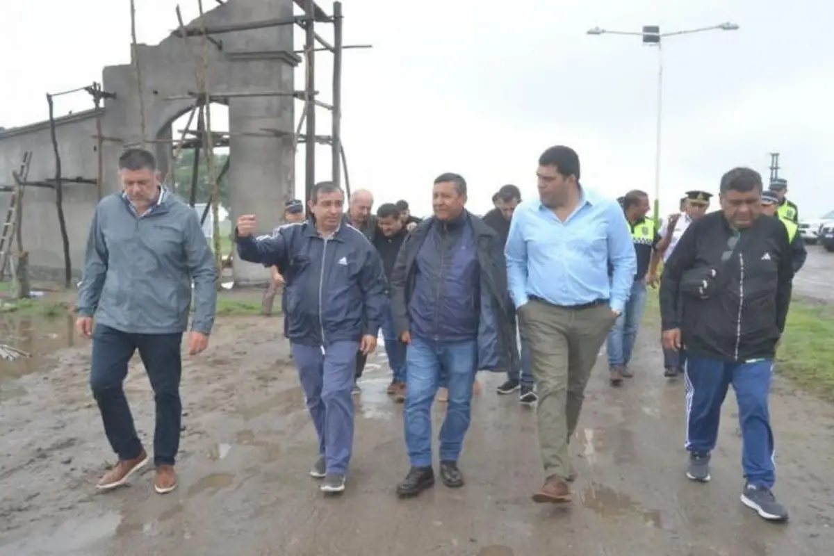 EN TERRENO. Autoridades provinciales recorrieron los puntos más afectados y supervisaron la asistencia social. comunicación pública
