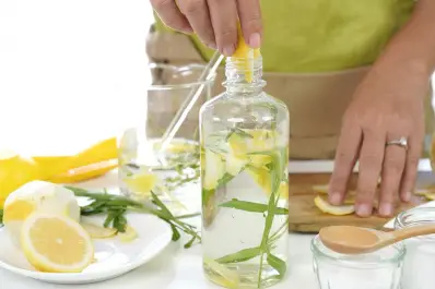 Económico y eficaz: hacé tu propio limpiador con vinagre y limón para cualquier superficie