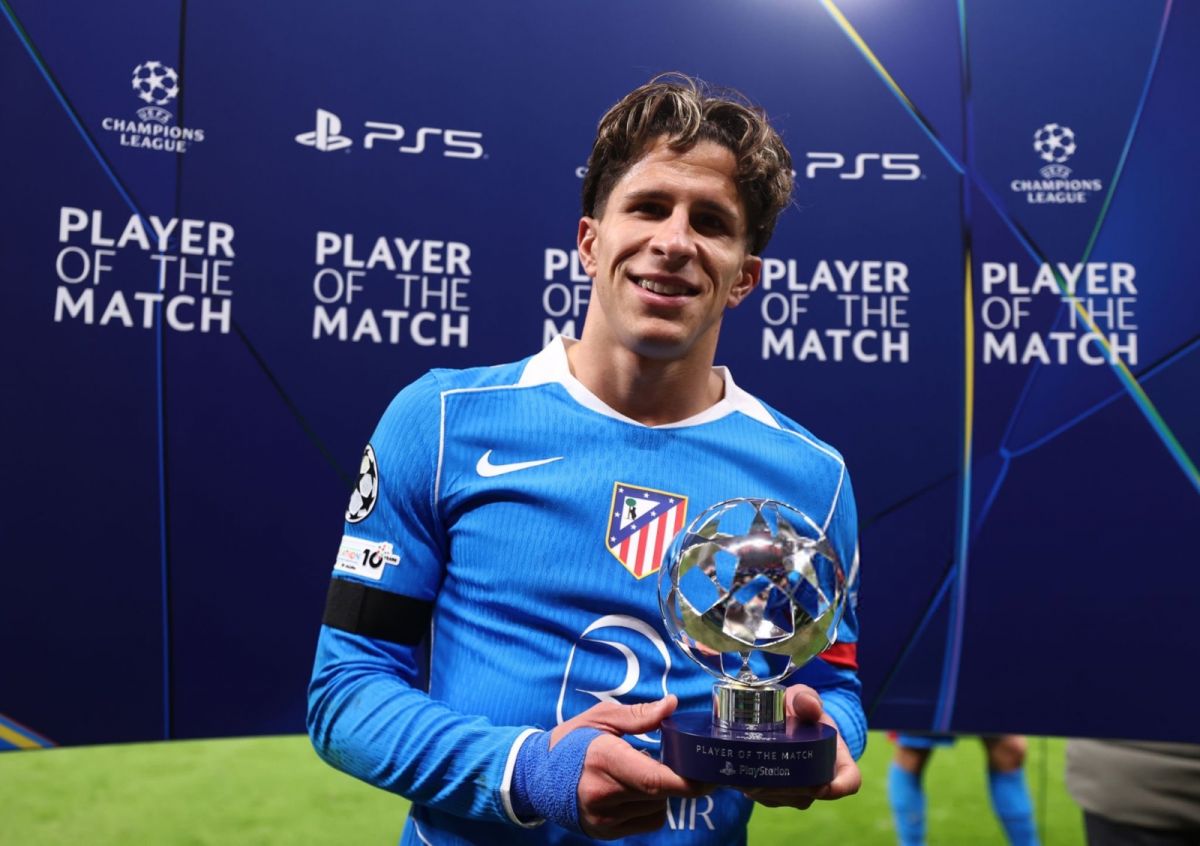 RECONOCIMIENTO. Tras el partido, el jugador de la Selección Argentina fue premiado como figura del encuentro.