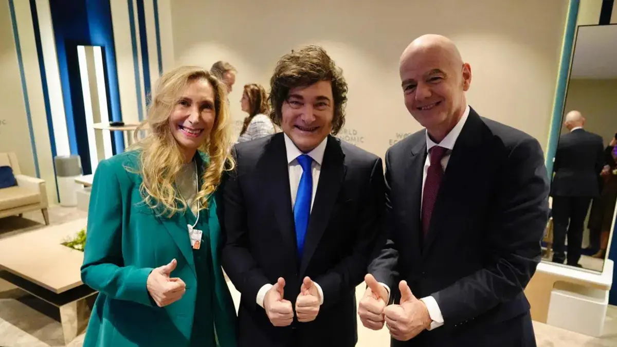 SONRIENTES. Karina y Javier Milei posaron junto a Gianni Infantino, durante el encuentro en Davos. 
