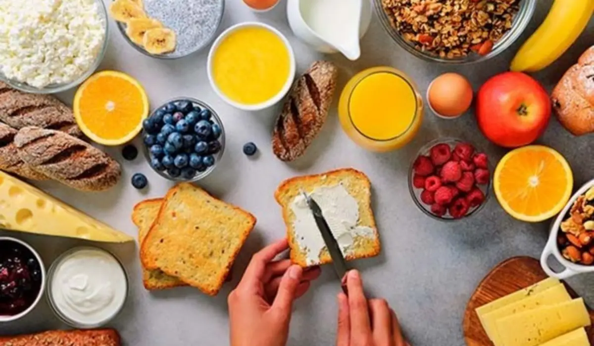 ¿Cuáles son los tres alimentos que recomiendan evitar en el desayuno?