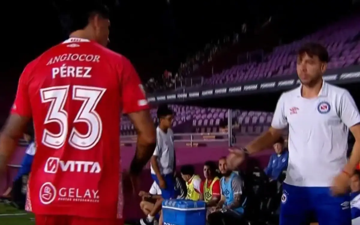 FURIOSO. El volante de 39 años protagonizó un momento tenso en su debut.