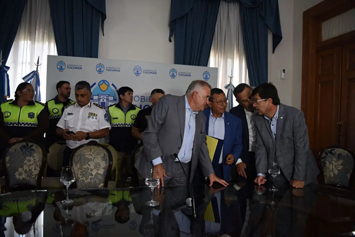 EN FUNCIONES. Jaldo, junto a parte de su gabinete, en Casa de Gobierno. LA GACETA / FOTO DE ANALÍA JARAMILLO