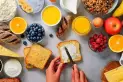 ¿Cuáles son los tres alimentos que recomiendan evitar en el desayuno?