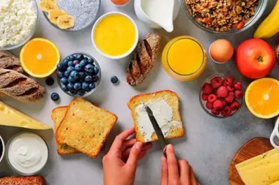 ¿Cuáles son los tres alimentos que recomiendan evitar en el desayuno?