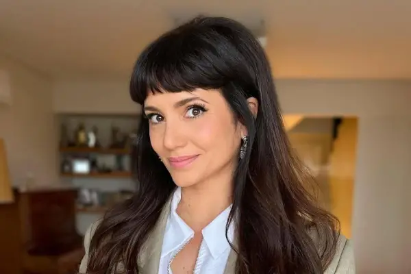 Cómo es la moderna casa de Griselda Sicilaini: ambientes luminosos, arte abstracto y una paleta de colores vibrantes