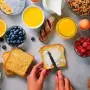 ¿Cuáles son los tres alimentos que recomiendan evitar en el desayuno?