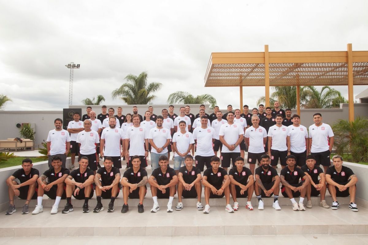 FOTO INSTITUCIONAL. En el hotel de Santiago, la delegación posó mostrando unión de cara al inicio del torneo.