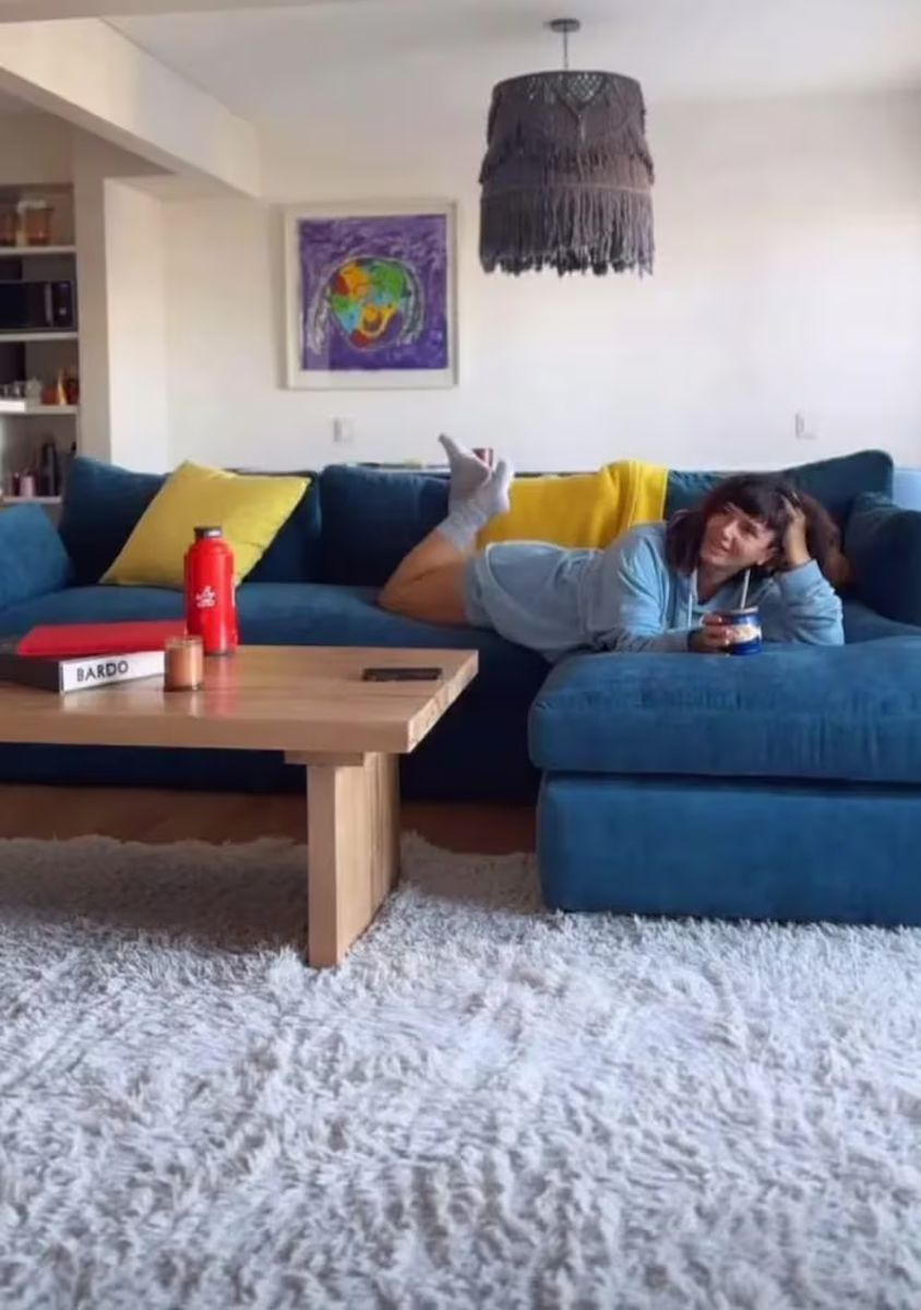 El living de la casa de Griselda Siciliani: arte abstracto y mucho color