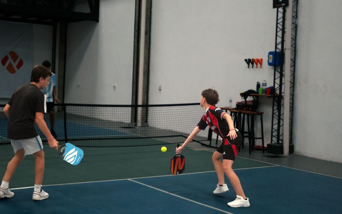 PARA TODOS. Los niños disfrutan de este deporte debido a su facilidad y dinamismo.