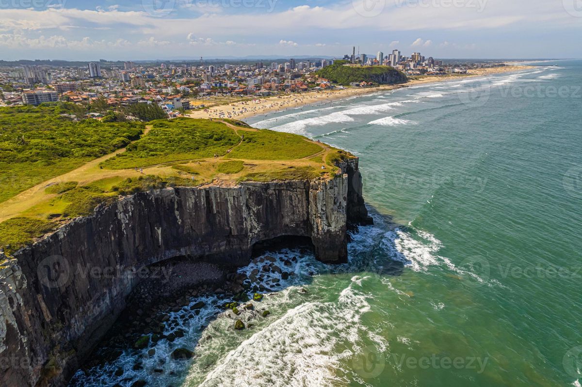 Vista aérea de Torres, la playa brasilera con aguas turquesas que está más cerca de Argentina