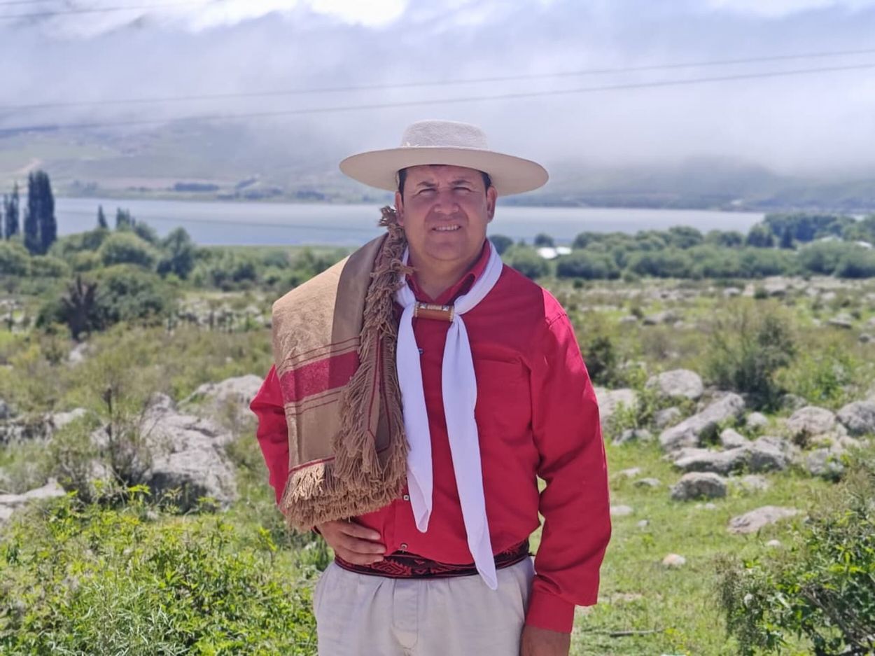 CASAS VIEJAS. Peñalva, con los cerros de fondo y un poncho tucumano.
