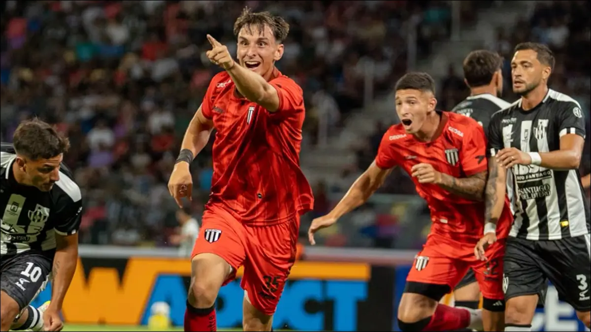 DEBUT SOÑADO. Valentino Simoni cabeceó a los cinco minutos y marcó el gol del triunfo de Gimnasia de Mendoza en su regreso a Primera División.