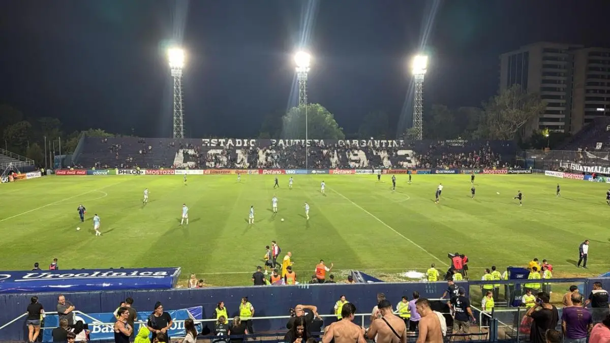 ¡Los equipos ya están en el campo de juego!