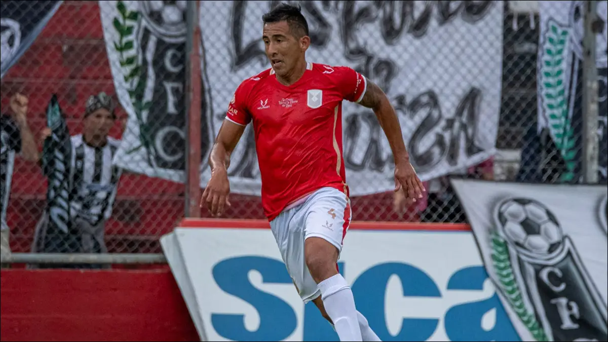 LLEGA LA FINAL. Franco Flores empuja y ordena desde la banda en el Tucumán Central que sueña con el ascenso al Federal A.