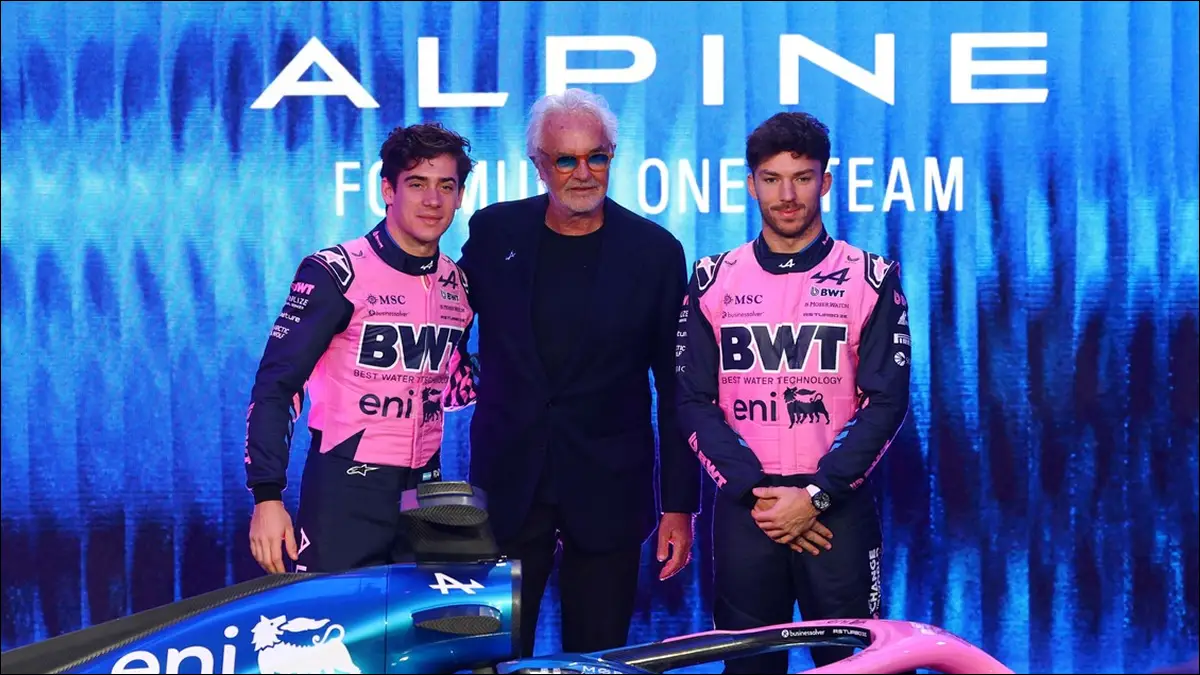 MENSAJE DIRECTO. Flavio Briatore tomó la palabra durante el lanzamiento del monoplaza y marcó las exigencias internas para el año que comienza.