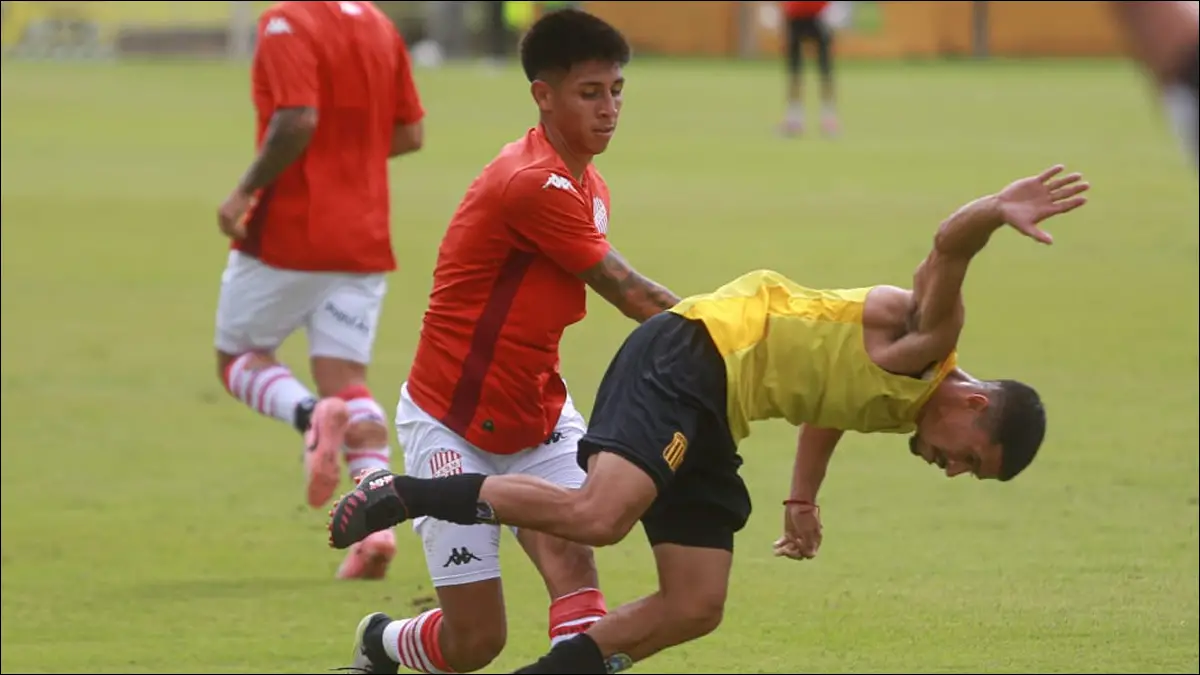 PRIMEROS PASOS. Laureano Rodríguez Funes empezó a sumar minutos en los amistosos de pretemporada y ya mostró su aporte en el mediocampo del “Santo”.