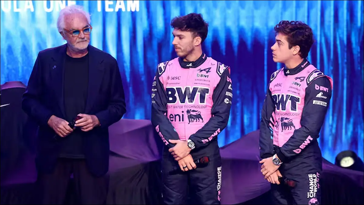 PUESTA EN ESCENA. Flavio Briatore, Pierre Gasly y Franco Colapinto descubren el A526 durante el evento realizado frente a la costa de Barcelona.