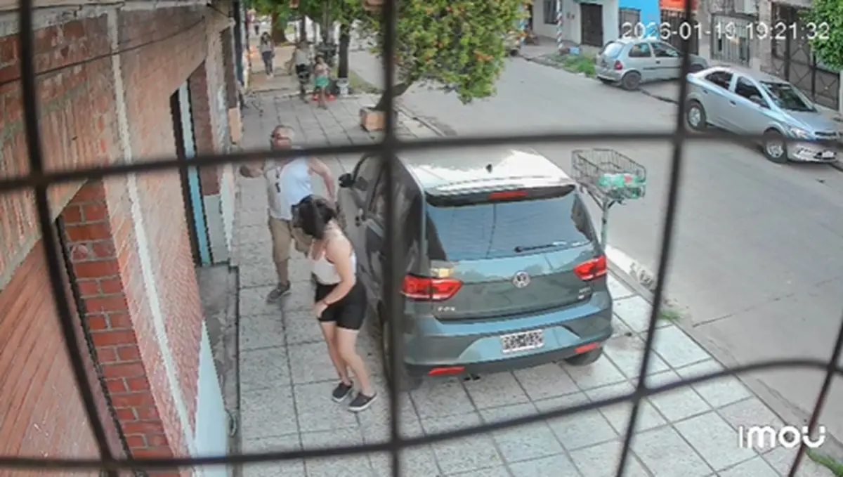 Un hombre discutió con su familia, le pegó con un palo a una joven y murió de un infarto