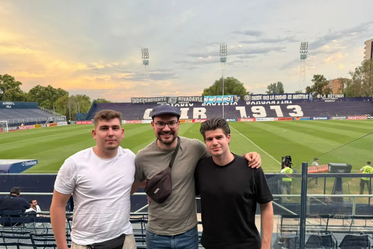 Desde Viena a Mendoza: turistas austríacos eligieron el Gargantini para vivir el fútbol argentino