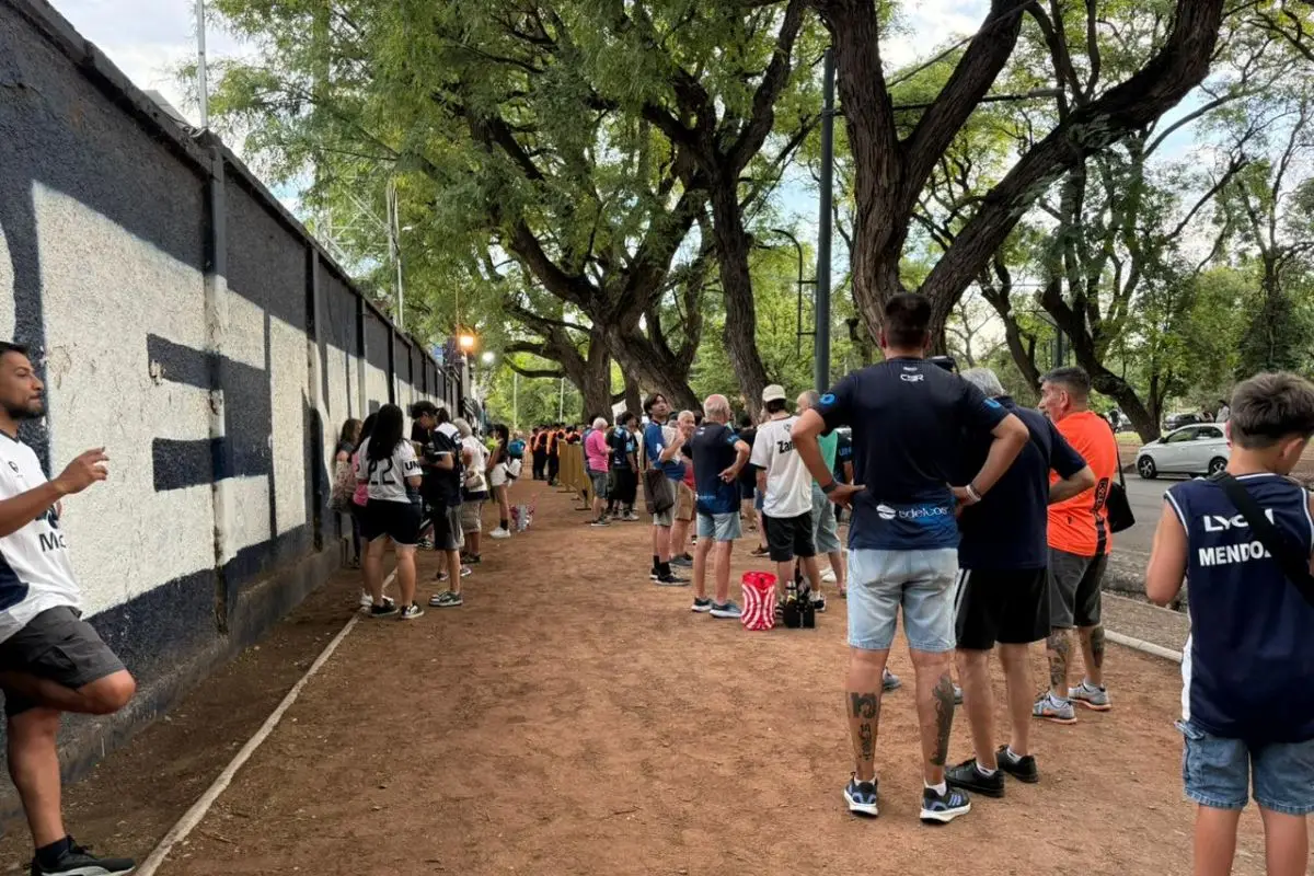 La gente empieza a llegar al estadio Bautista Gargantini