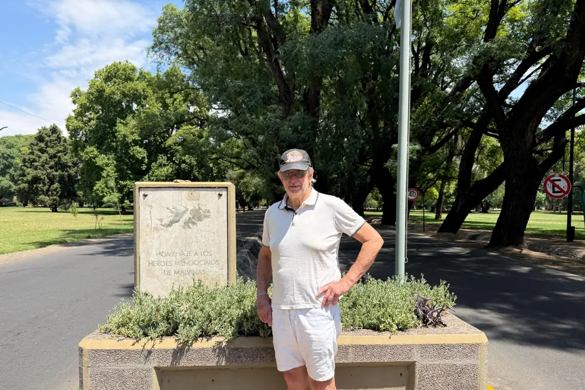 MEMORIA. Alejandro Giachino, hermano de Pedro, posa junto al monolito en homenaje a los héroes mendocinos de Malvinas, en el boulevard que lleva el nombre de su hermano. Según cuentan en el barrio, Alejandro siempre viste con una gorra que contiene una imagen de su familiar.