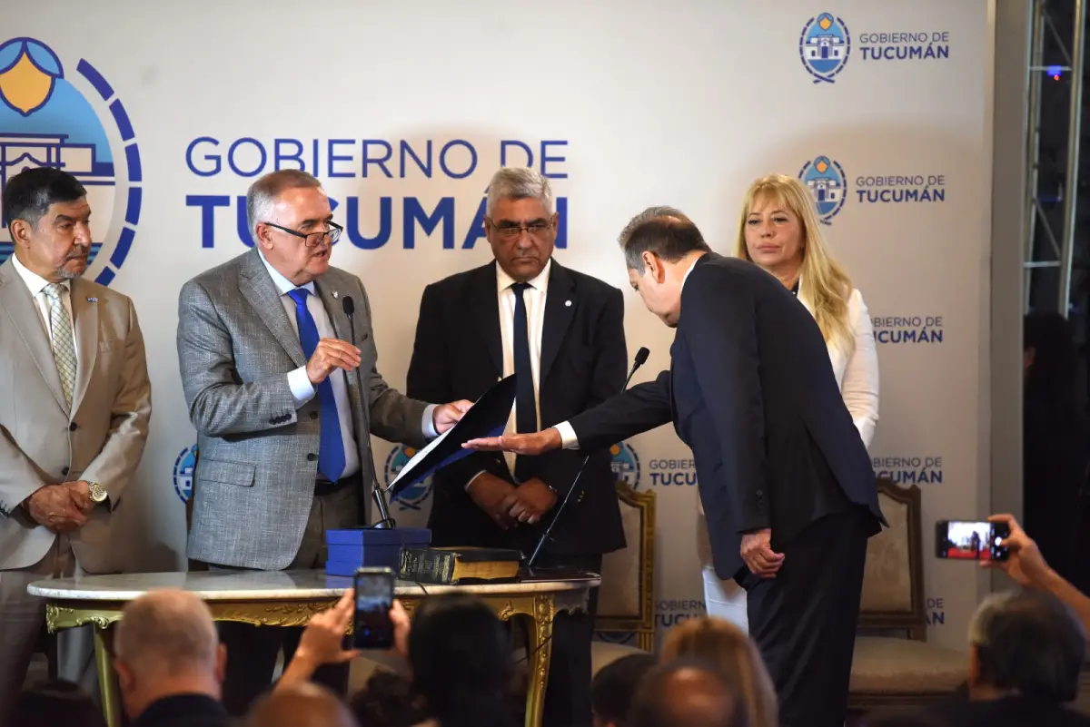 EN EL SALÓN BLANCO. Norry jura ante Jaldo; Mansilla, Acevedo, Abad y Chahla observan con atención.