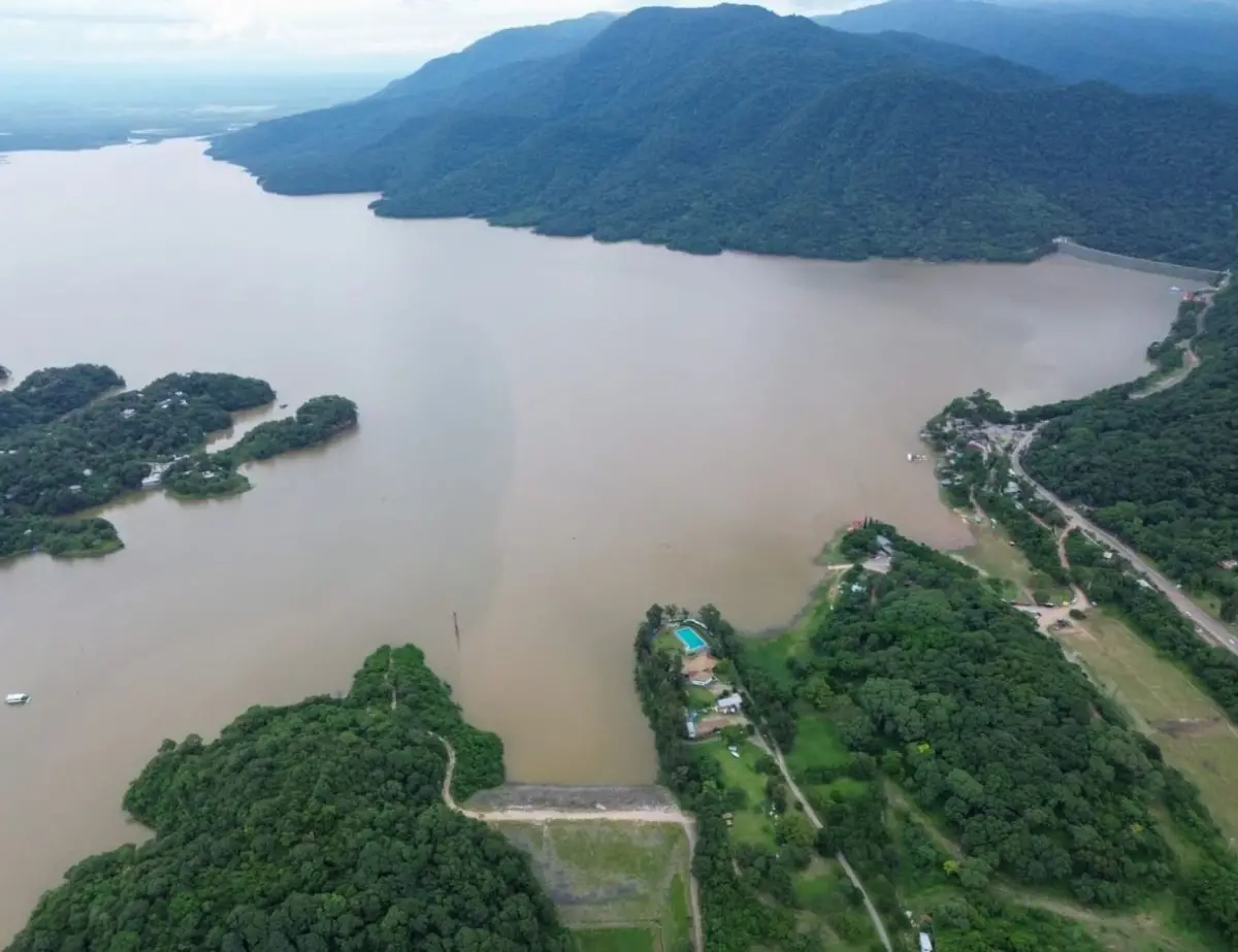EN EL LÍMITE. El Cadillal soltó ayer 200 m³ en cuatro tandas de 50 m³/s, separadas cada una por una hora. la gaceta / foto de matías vieito