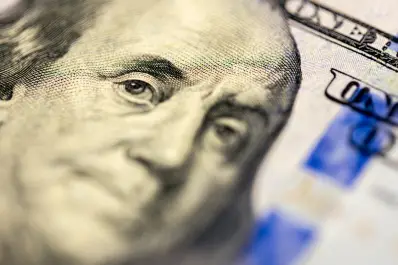 El dólar oficial subió $5 y cerró a $1.455, mientras que el blue tocó su piso desde diciembre