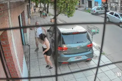 Un hombre discutió con su familia, le pegó con un palo a una joven y murió de un infarto