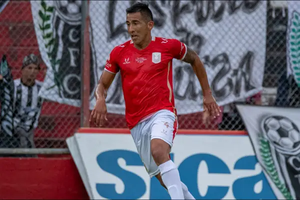 Franco Flores, el campeón que no vive de la pelota pero deja la vida por el Rojo