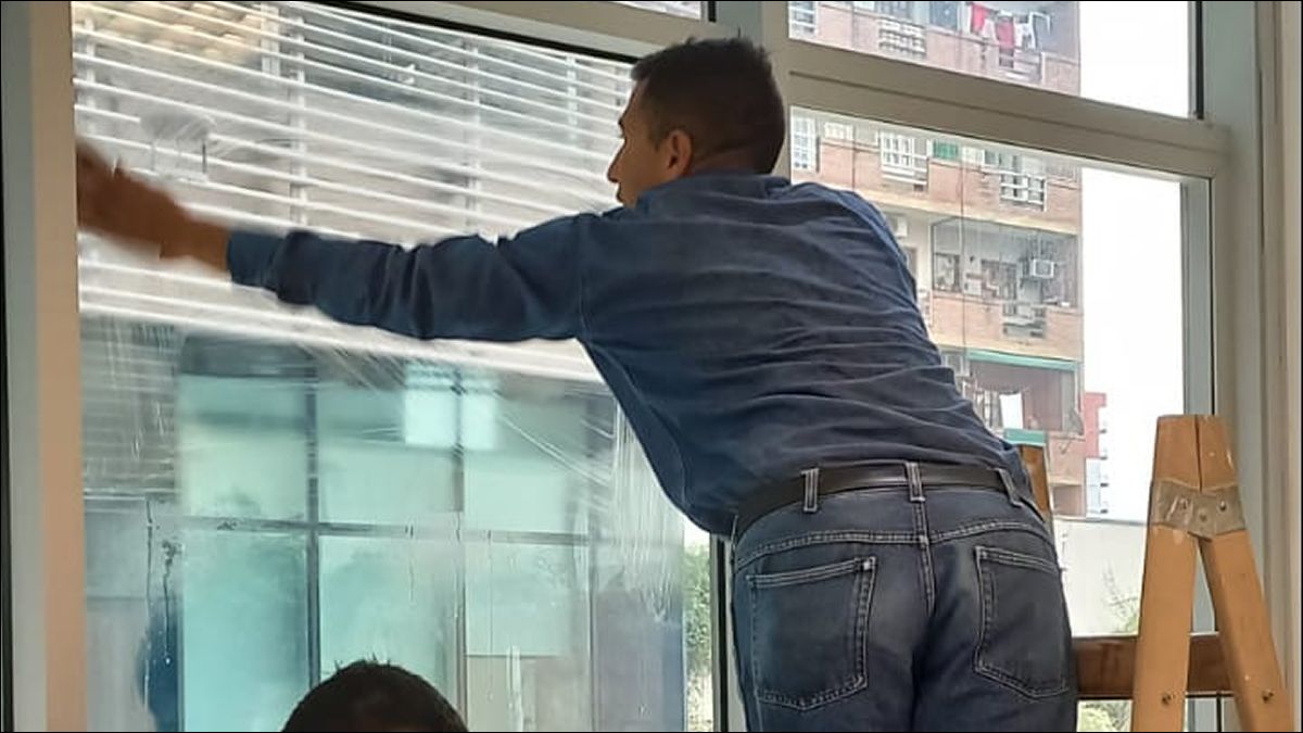 DOBLE JORNADA. Antes de entrenar, Flores cumple su rutina diaria en el área de mantenimiento del Ministerio Pupilar y de la Defensa.