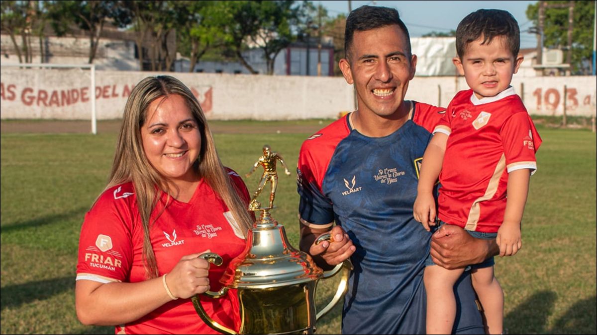 MOTOR DIARIO. Flores junto a su mujer y Lautaro, su hijo, que lo acompañan en cada jornada dentro y fuera de la cancha.