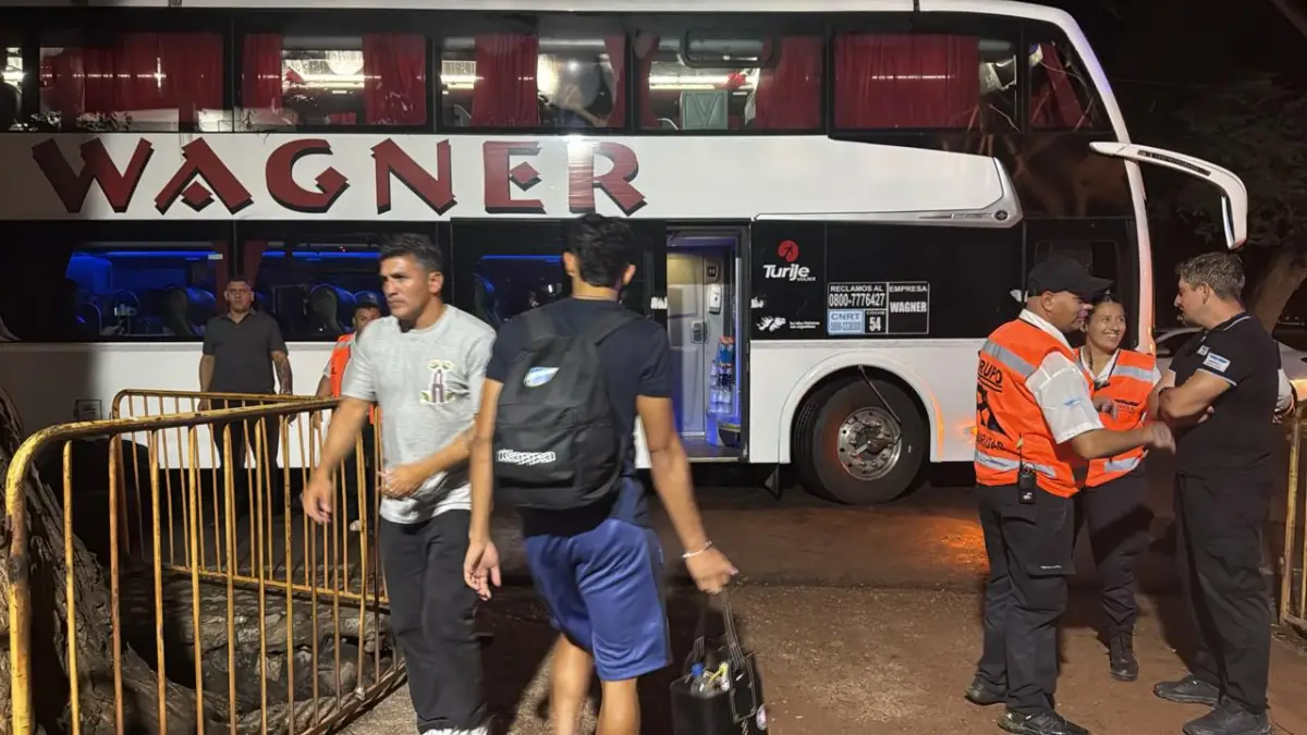RÁPIDO REGRESO. Ni bien terminó el partido, el plantel decano volvió al hotel para cenar y emprendió el viaje a Tucumán.